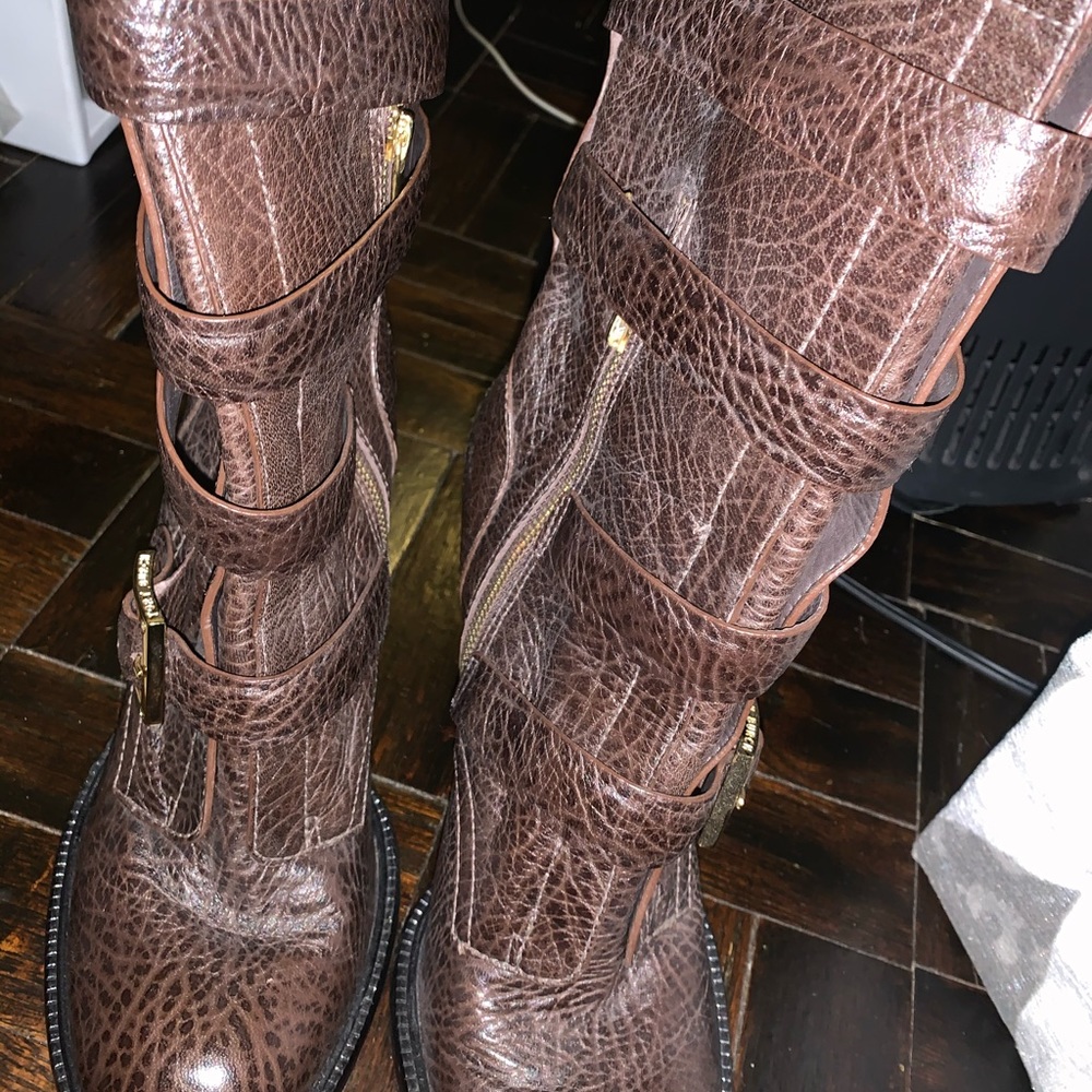 Tory Burch distresses round-toe boots